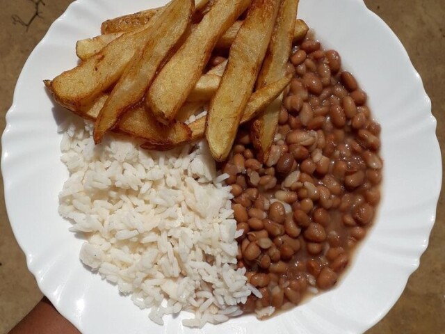 Arroz , feijão e batata frita