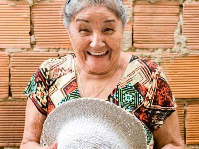 Sua tia:
Ela tem uma casa cheia de bixo e cuida muito bem deles, mas ela nĂŁo pode ficar nem um segundo fora, ela sempre tem tarefas