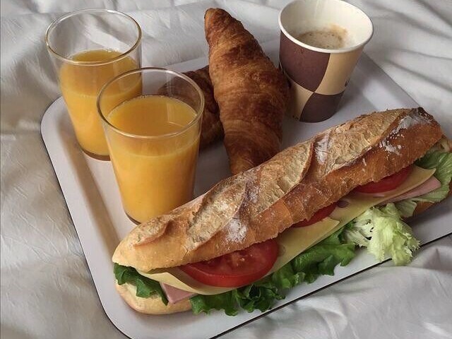 Suco de laranja com pão recheado.