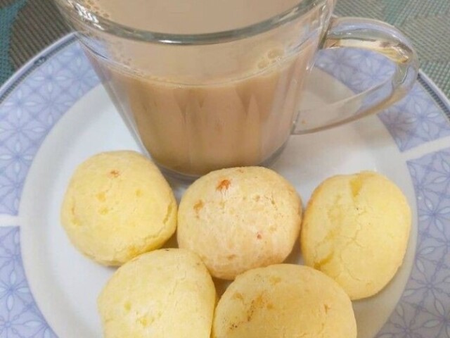 Pão de queijo com chocolate quente.