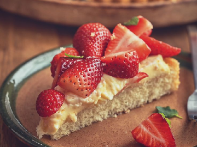 Torta de leite ninho com morango.