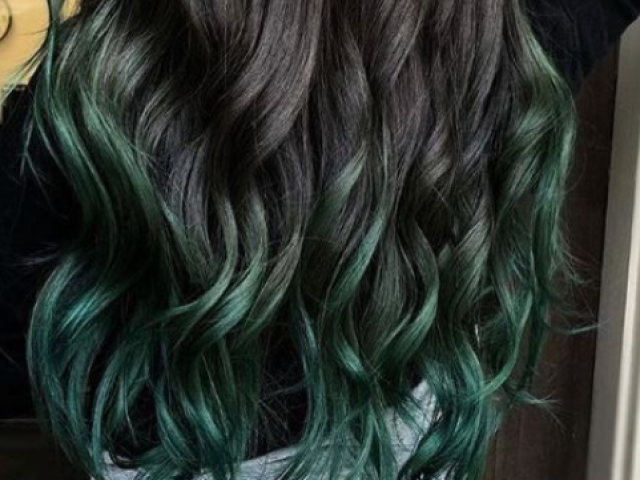 Cabelo médio com pontas verdes