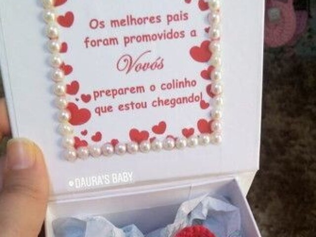 (Tem um sapatinho vermelho em baixo)