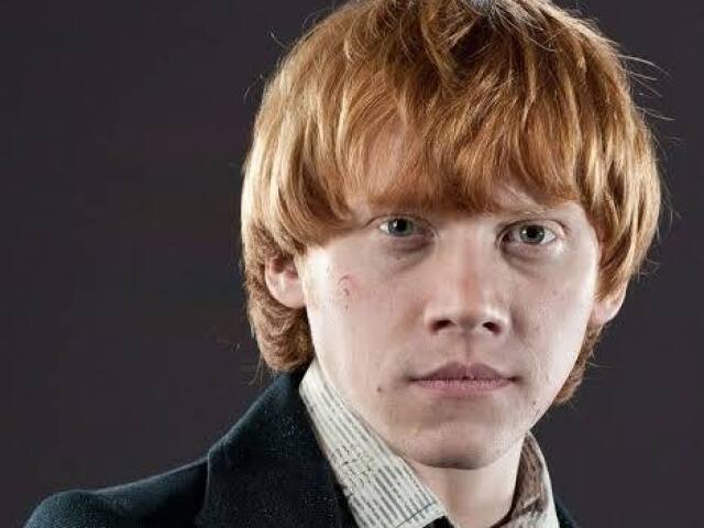 Ruivo ( e sim é o Ron Weasley de Hp)