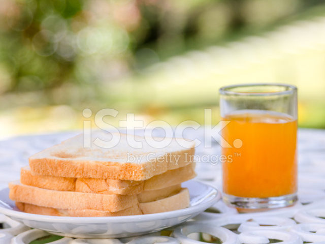 Suco de laranja com pão integral