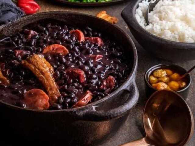 comida brasileira: feijoada, aipim frito, brigadeiro, enfim