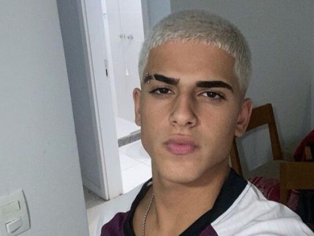 João
16 anos
engraçado
extrovertido p krl
pique Vini Jr no fut
todas querem ele
rei dos dribles
corinthiano
come pouco
terror do goleiro