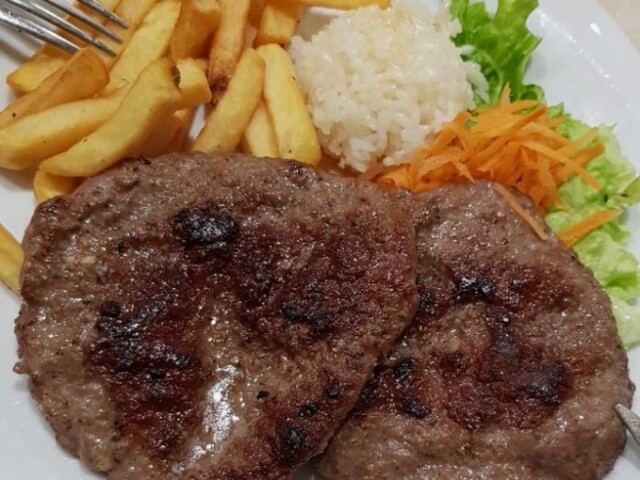 Carne , arroz , salada e batata frita