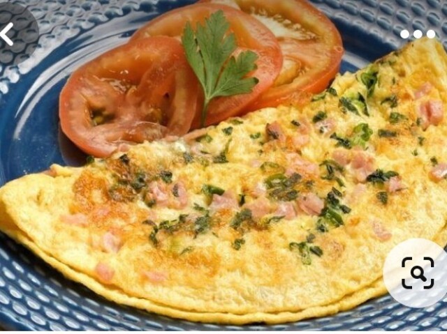 Omelete e tomate