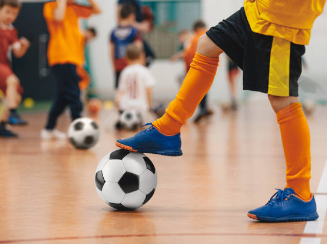 Treinar (futebol, tênis, basquete...)