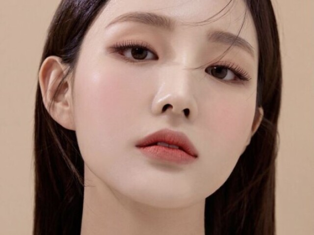 • Kim haeyun
🇰🇷 coreana
15 anos
É modelo 
Treinou 5 anos