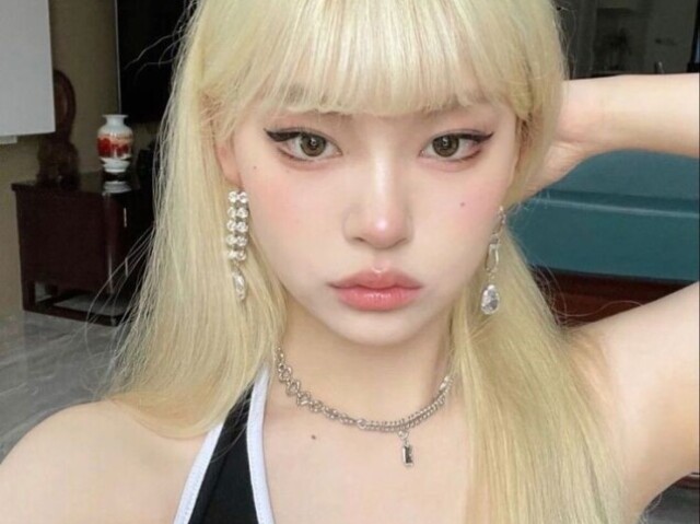 • sana
🇰🇷 coreana
15 anos
Modelo Gucci
Treinou 4 anos
