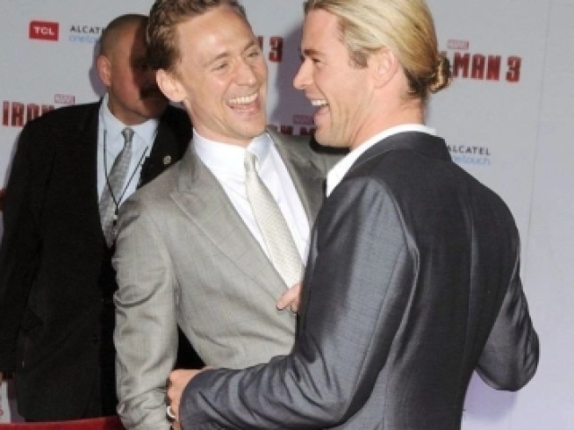 Chris hemsworth (thor) é tom hiddleston (loki)