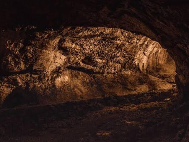 Uma caverna misteriosa cheia de tesouros e de armadilhas