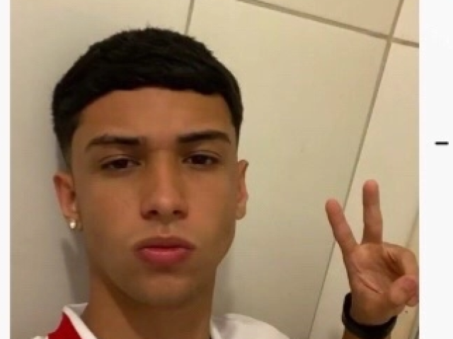 - Luiz Henrique
- mto engraçado
- gente boa
- a procura de quem a ama
- joga handebol
- carinhoso
