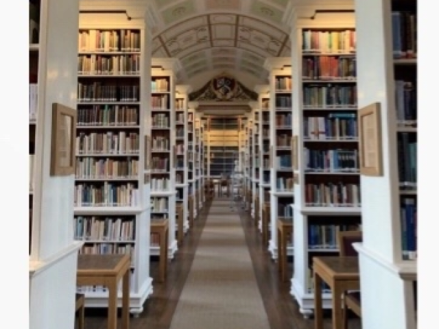 Biblioteca 
Vc encontrou o Lucas lendo seu livro favorito,ent vcs começaram a conversar sobre livros