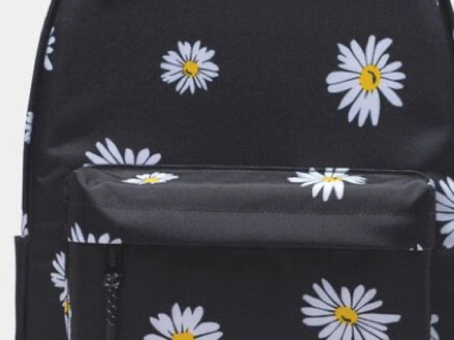 Mochila de flores brancas e fundo preto (imagem cortada)