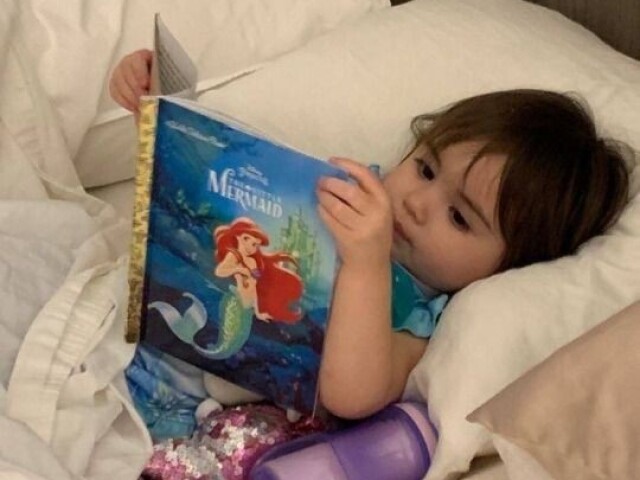 E você colocou ela para de ler um livro e depois ela dormiu ( perfeita escolha)