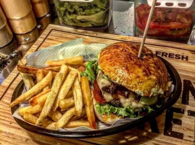 Carnes super gordurosas, com muito sal e corantes