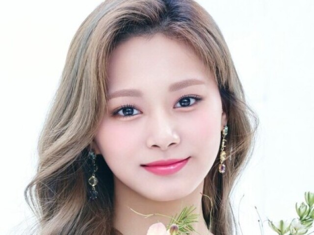 • Tzuyu •