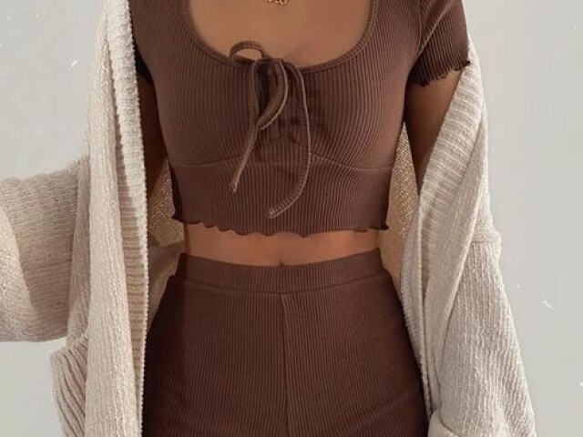 Esse look
(Desculpe a imagem cortada mas a parte de baixo Ă© um short)