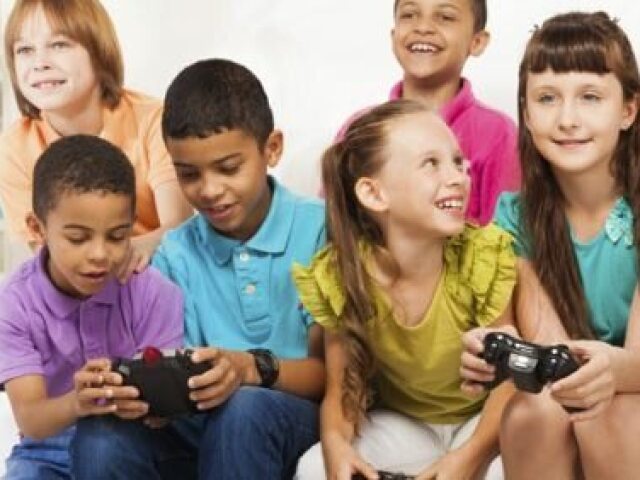 jogar no celular e brincar com os amigos