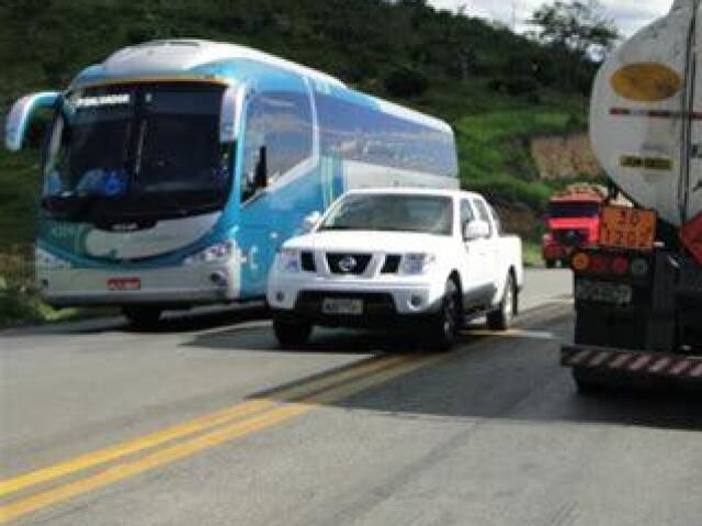 Voce Joga O Carro pro lado e tenta ultrapassar ele na curva e com faixa continua.