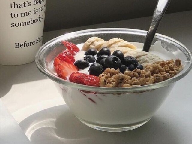 Iorgute com frutas e granola