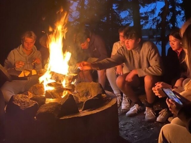 Um acampamento com muitas pessoas, acordados até de madrugada.