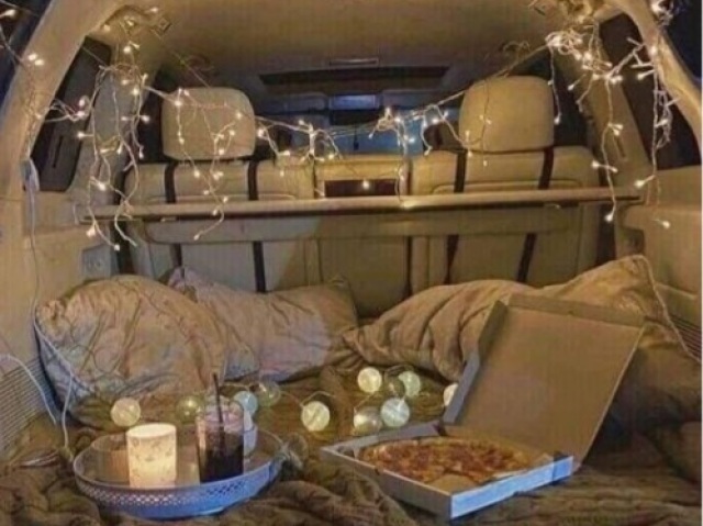 Acampar na mala do carro e ver filme