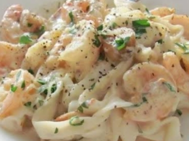 Macarrão com camarão e molho branco