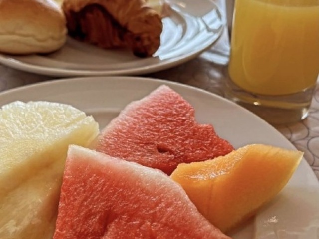 Melão, mamão e melancia com suco de laranja