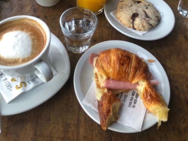 Croissant com cappuccino