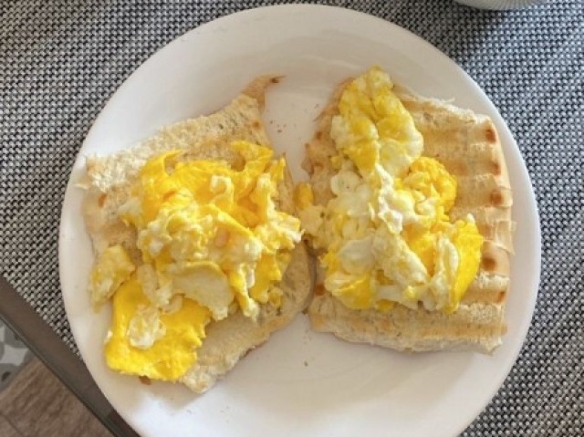 Pão com ovos e Café preto