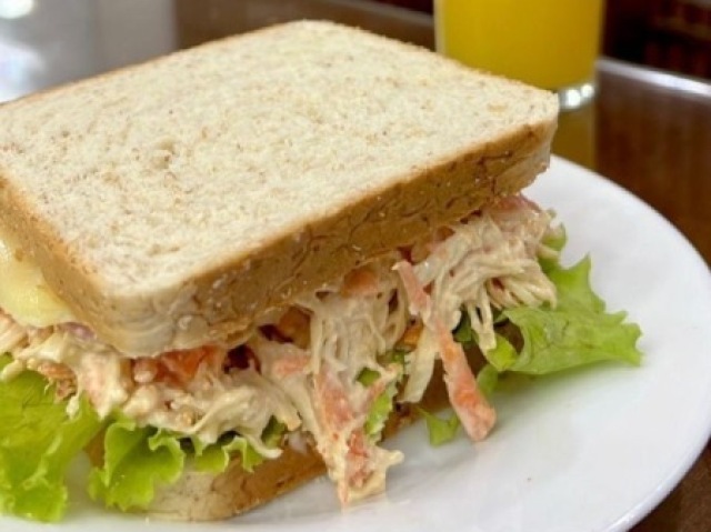 Sanduíche de frango com suco de maracujá