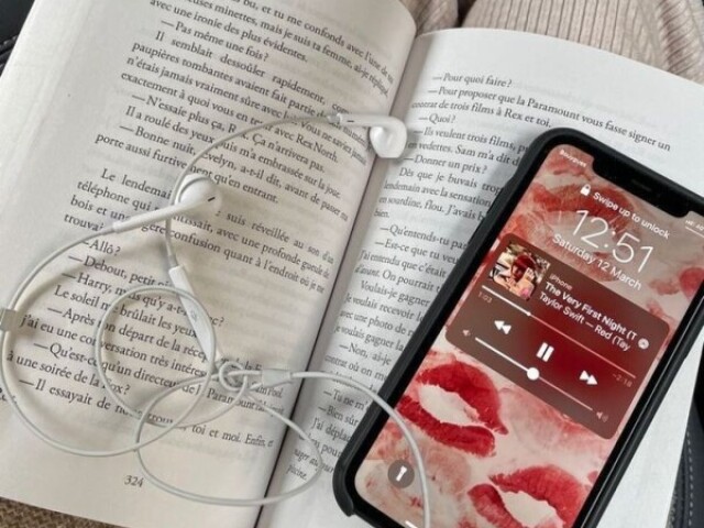 Ler livros/Ouvindo música