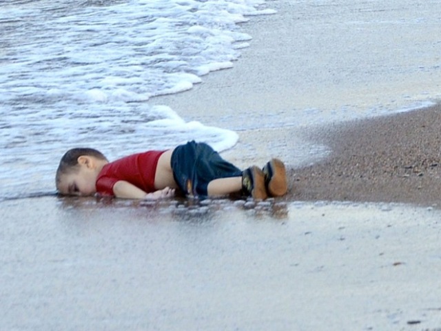 Aylan Kurdi, menino sírio de 3 anos que morreu afogado em um naufrágio e achado morto em uma praia da turquia, simbolo da guerra da síria