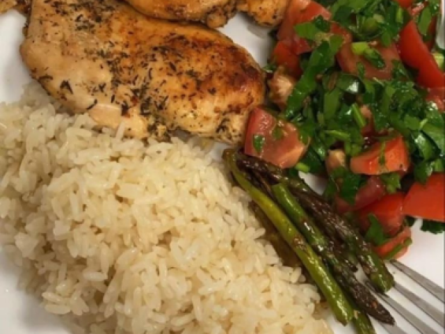 Arroz frango e salada bem fitnes