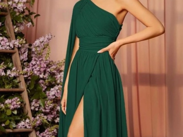 (A imagem cortou mas o vestido é longo)