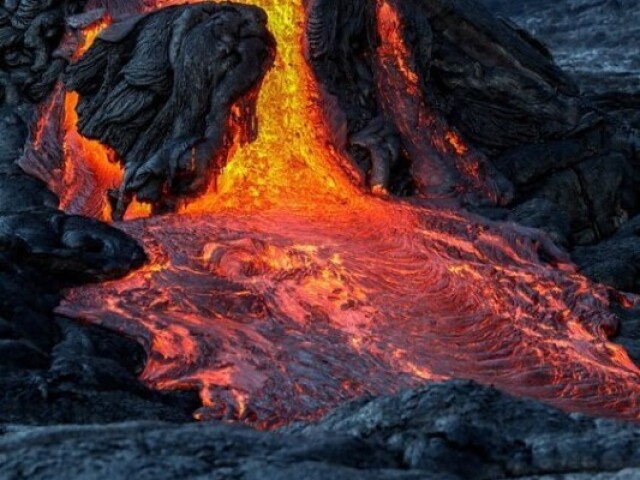 Apartir do derramamento de lava na crosta terrestre