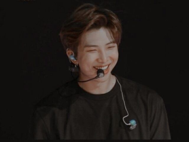 Namjoon sorridente