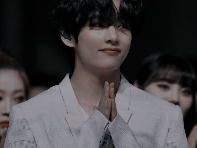 Taehyung rezando, amém 🙏