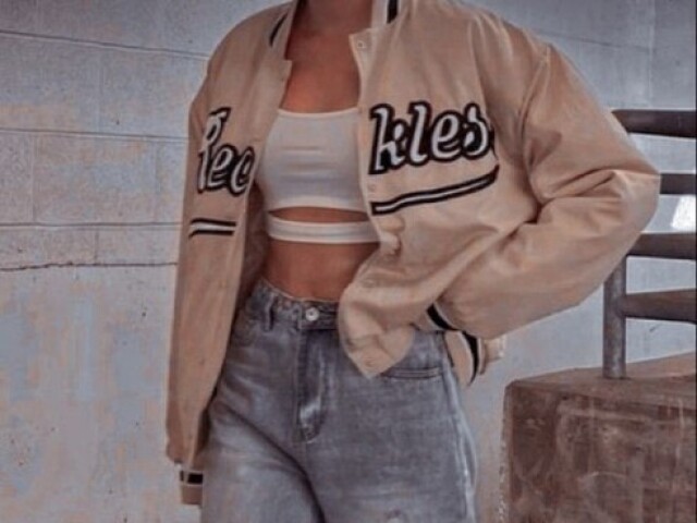 Essa jeans com cropped e casaco lindos