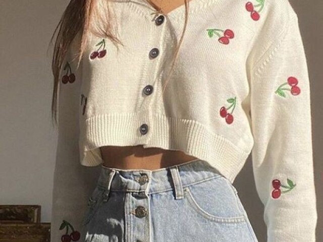 Essa blusinha de manga comprida de cerejinha com saia jeans linda