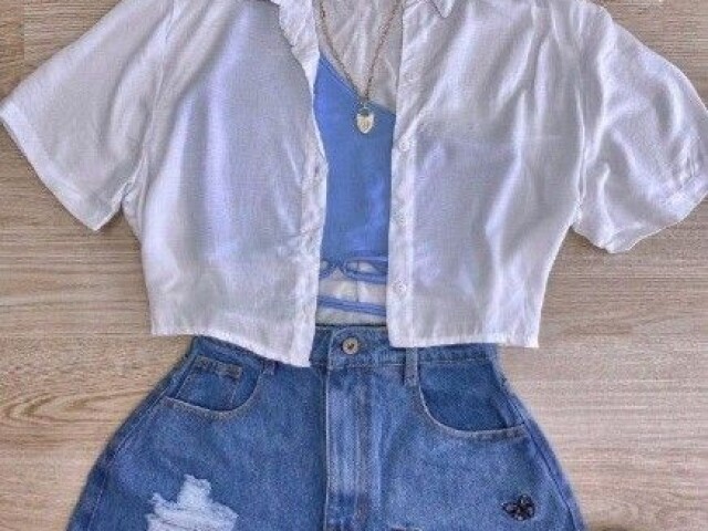 Essa blusinha azul com casaquinho branco e com short jeans lindos