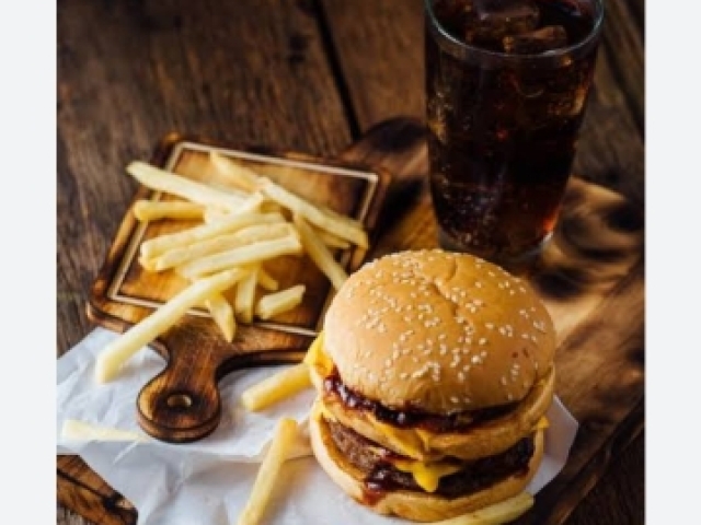 Hambúrguer refrigerante e batata fritas