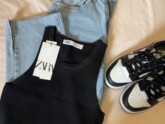 Calça jeans clara + blusa cavada preta + jordan