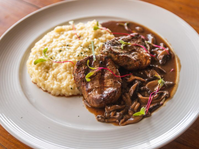 Um clássico! Filé mignon com muito molho e risoto!