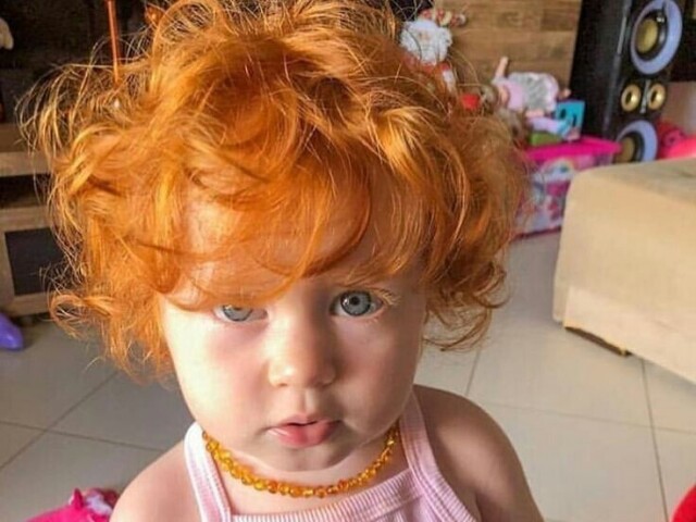 Essa bebê Ruiva do olhos azuis/verdes