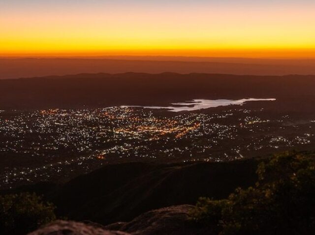 Você assiste sua cidade enquanto o dia acaba. Você sente como se você deixou de sequer existir estando tão longe.